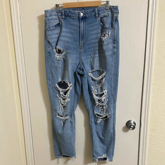 EUC American Eagle Ripped Distressed Curvy Mom Jeans Size 18 - Picture 1 of 5